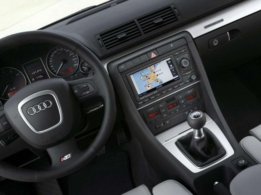 Торпедо Audi S4 Sedan 4.2 Quattro (B7, 8E) 2005 года  (WW) (фото 11 из 13)